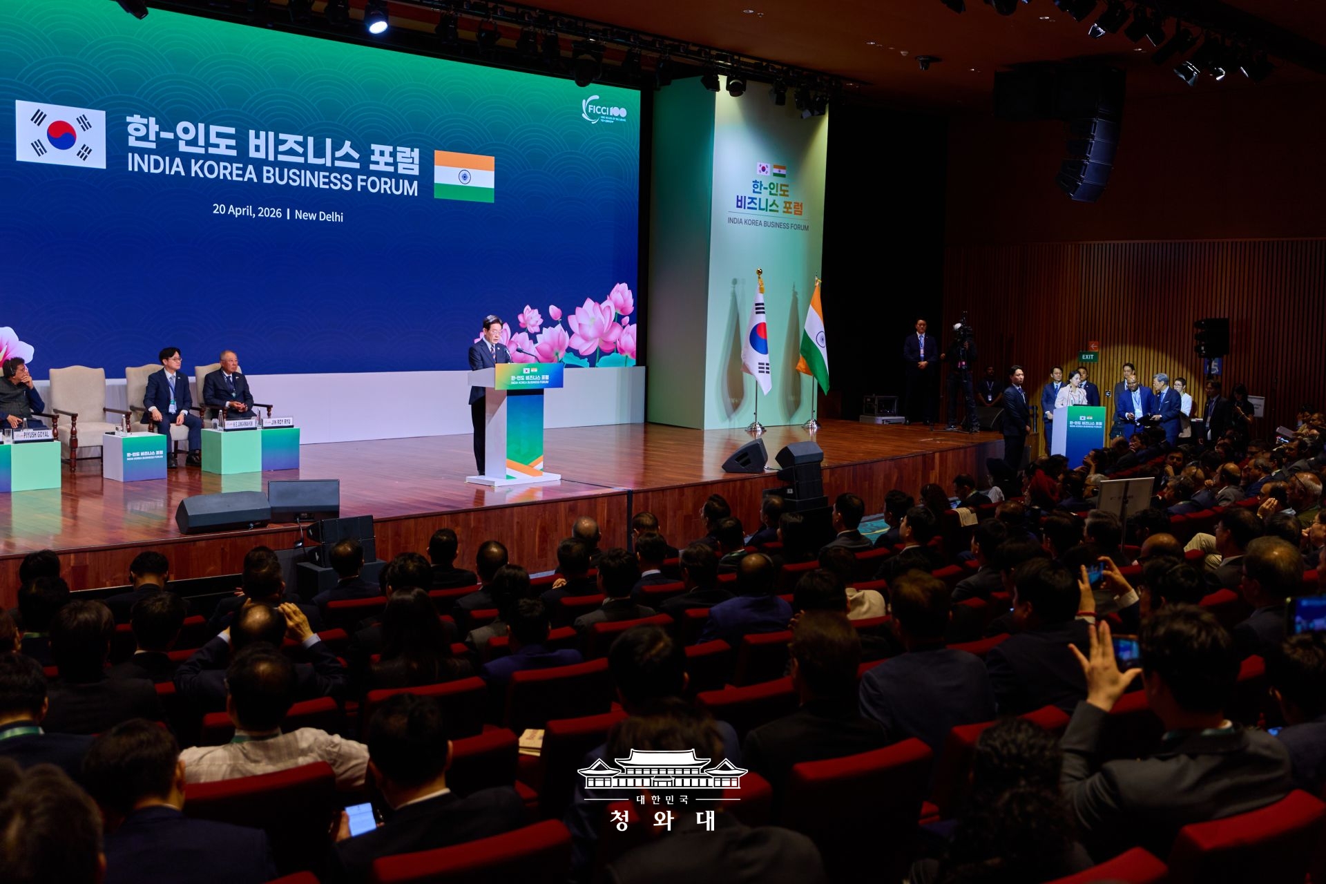어떠한 파도에도 흔들리지 않는 한-인도 협력관계를 기대하며  https://www.president.go.kr/social-media/LjIOVdhs @출처 청와대 홈페이지 바로가기   나마스떼!    존경하는 피유시 고얄 상공산업부 장관님,  인도상공회의소 아난트 고엔카 대표님,  한국경제인협회 류진 회장님,  그리고 양국의 번영을 위해 함께해 주신 내외 귀빈 여러분, 반갑습니다.    오늘 저와 대한민국 경제인들은 양국이 함께 열어갈 새로운 미래에 대한 기대를 안고 이곳 뉴델리를 찾았습니다.    14억 인구를 기반으로 한 세계 최대 시장이자 세계 4위 경제 규모를 갖춘 인도는 이제 글로벌 경제의 새로운 중심축으로 자리매김하고 있습니다.    또한 모디 총리님의 탁월한 리더십 아래 추진되고 있는 ’빅싯 바랏 이공사칠(Viksit Bharat 2047)‘ 즉 2047년 선진국 도약을 향한 인도의 비전은 국제사회로부터 큰 주목을 받고 있습니다.    존경하는 한-인도 경제인 여러분.    인도는 오랜 세월 세계 경제와 문명의 흐름을 이끌어 온 나라입니다. 계절풍인 ‘몬순’을 활용해 대양을 항해하며, 면직물과 보석, 향신료를 세계로 전파했고, 인류 교역과 문화의 지평을 넓혀 왔습니다.    인도의 해양 문명은 2천 년 전 한반도에도 닿았습니다. 고대 가야국 김수로왕과 인연을 맺은 아유타국 허왕후의 이야기입니다.    「삼국유사」에 따르면, 당시 허왕후는 바다를 건너 한반도로 올 때 ‘파사석탑’을 배에 싣고 왔다고 합니다.    이 석탑은 오늘날 대한민국 김해시에 남아 있으며, 국내에서는 산출되지 않는 암석으로 확인되어 그 기원에 대한 학술적 관심이 높은 유물입니다.    허왕후의 배가 거센 풍랑을 만났을 때 이 ‘파사석탑’이 파도를 잠재우고 길을 열어주었다고도 전해집니다. ’파사석탑‘은 위험과 불확실성을 극복하고 새 길을 개척하고자 했던 인류의 굳은 의지를 상징합니다.    만약 파도가 두렵다고 항해를 포기했다면, 우리의 인연은 시작되지 않았을 것입니다. 그리고 그 인연이 2천 년의 시간을 넘어 지금 이 자리까지 이어지고 있습니다.    존경하는 한-인도 경제인 여러분.    이제 양국의 관계는 역사적 인연을 넘어, 서로의 일상과 산업 속에서 더욱 깊어지고 있습니다.    K-팝과 K-드라마는 인도 전역에서 큰 사랑을 받고 있으며, 한국에서도 발리우드 영화와 요가, 인도 음식이 친숙한 문화로 자리 잡고 있습니다.    현대자동차, 삼성전자, LG를 비롯한 한국 기업들은 인도 경제와 국민의 삶 속에 깊이 뿌리내렸고, 릴라이언스(Reliance), JSW, 타타(Tata) 등 인도 기업들도 한국과 함께 글로벌 시장에서 협력을 확대해 나가고 있습니다.    이처럼 양국 관계는 새로운 도약의 전기를 맞이하고 있습니다. 동시에 글로벌 공급망 재편, 디지털 전환, 기후 위기 등 공동으로 대응해야 할 과제도 늘어나고 있습니다.    이제 더 이상 과거의 방식에 머무르지 않고, 보다 진화된 협력의 틀을 만들어야 할 시점입니다.    오늘 저는 한-인도 경제협력의 질적 도약을 위해 세 가지 방향을 제안드리고자 합니다.    첫째, 교역과 투자 협력을 한층 확대해야 합니다.    현재 양국의 교역 규모는 인도의 거대한 경제 규모에 비해 아직 충분하지 않은 수준입니다. 그러나 이는 곧 앞으로의 성장 가능성이 크다는 의미이기도 합니다.    인도의 역동성을 새로운 돛으로 삼아 현재의 교역 규모를 두 배 이상 확대해 나가길 기대합니다.    아울러 한-인도 포괄적경제동반자협정 개선 협상이 진전을 이루어, 양국 기업들이 안정적으로 협력할 수 있는 제도적 기반이 마련되길 바랍니다.    둘째, 첨단산업 협력을 통해 미래를 함께 준비해야 합니다.    세계적 수준인 인도의 인공지능, 소프트웨어 역량과 한국의 반도체, 배터리, 자동차, 조선 등 제조 경쟁력이 결합 된다면 막대한 시너지를 창출할 수 있을 것입니다.    특히 조선 분야 협력은 양국 산업 협력의 새로운 출발점이 될 것입니다.  오늘 조선소 건립 추진 MOU 체결을 시작으로 더욱 다양한 분야에서의 협력을 펼칠 수 있길 기대합니다.    셋째, 경제협력을 넘어, 사람과 사람을 잇는 교류로 나아가야 합니다.    지속 가능한 협력은 결국 신뢰에서 시작됩니다. 경제협력이 함께 항해하는 ‘배’라면, 문화교류는 그 배를 앞으로 나아가게 하는 동력과도 같습니다.    오늘날 한국과 인도의 국민들은 그 어느 때보다 활발히 소통하며 우정을 나누고 있습니다.    K-푸드, K-뷰티, K-게임 등 한국의 문화가 인도 국민의 일상에 자리 잡았고, 이는 양국 관계를 더욱 친밀하게 만드는 귀한 자산이 되고 있습니다.    앞으로도 우리는 교류의 영역을 확장하며, 함께 더 많은 ‘파사석탑’을 쌓아갈 것입니다.    친애하는 내외 귀빈 여러분.    인도의 ‘주가드(Jugaad)’ 정신은 제한된 환경 속에서도 창의적 해법을 찾아내는 혁신의 힘이며, 한국의 ‘대동(大同)’ 정신은 연대와 협력을 통해 공동의 번영을 이루는 가치입니다.    우리의 두 정신이 함께 이어진다면 한-인도 협력은 어떠한 파도에도 흔들리지 않으리라 확신합니다.    2천 년 전 바다를 건너 시작된 인연이 오늘의 협력으로 이어진 것처럼, 지금 이 자리에 있는 우리의 약속은 미래 세대에게 새 역사를 선사해 줄 것입니다.    대한민국은 인도의 가장 든든하고 신뢰할 수 있는 동반자로서, 더 넓은 미래를 향해 함께 나아가겠습니다.    지금 이 순간, 그 새로운 여정을 함께 시작합시다.  고맙습니다.